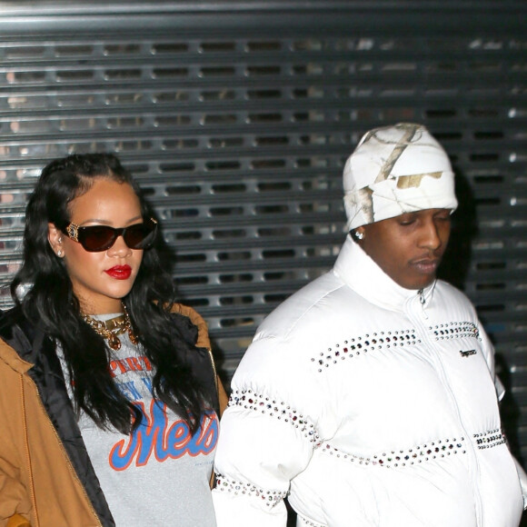 Rihanna, enceinte, et son compagnon A$AP Rocky sont allés dîner au restaurant italien Carbone à New York, le 18 février 2022.