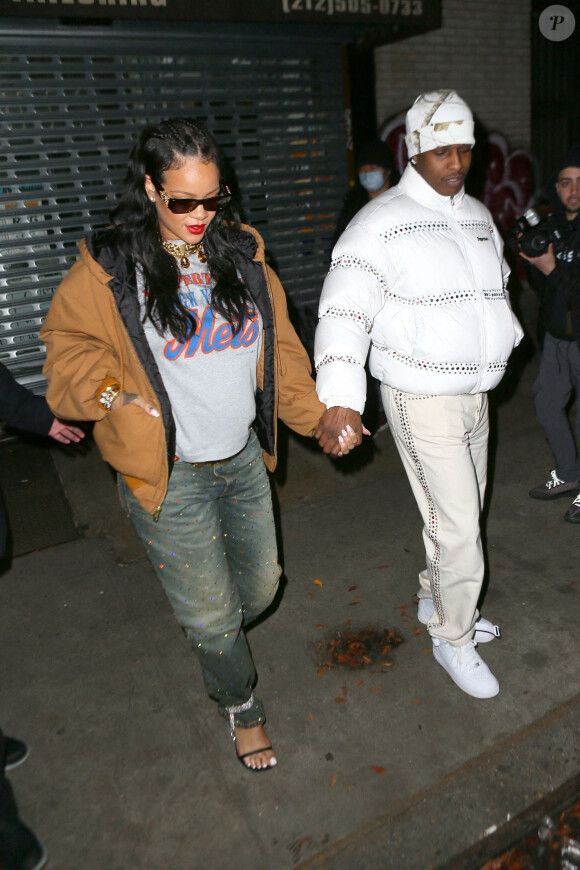 Rihanna, enceinte, et son compagnon A$AP Rocky sont allés dîner au restaurant italien Carbone à New York, le 18 février 2022.