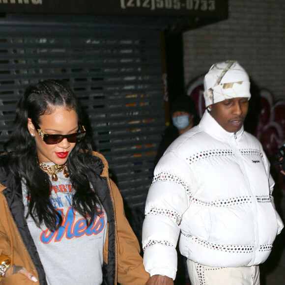 Rihanna, enceinte, et son compagnon A$AP Rocky sont allés dîner au restaurant italien Carbone à New York, le 18 février 2022.