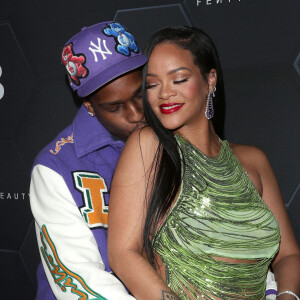 Rihanna (enceinte) et son compagnon ASAP Rocky au photocall "Fenty Beauty et Fenty Skin" à Los Angeles, le 11 février 2022.