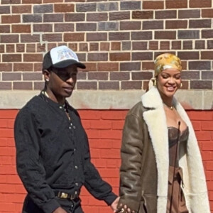 Rihanna et son compagnon A$AP Rocky, main dans la main en pleine rue à New York.