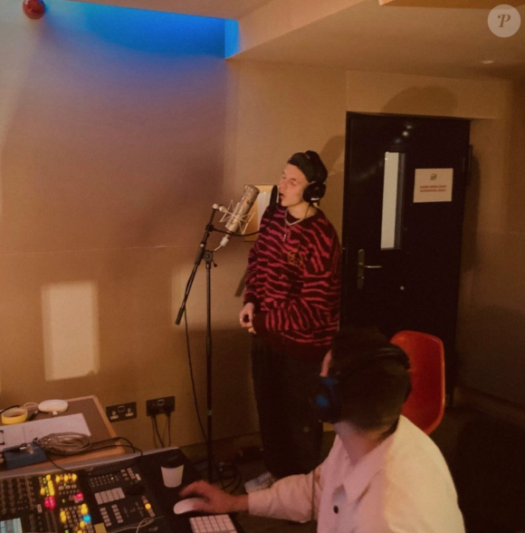 Cruz Beckham, le fils de David et Victoria Beckham, en studio d'enregistrement. Novembre 2021.