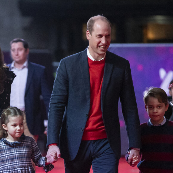 Le prince William, duc de Cambridge, et Catherine (Kate) Middleton, duchesse de Cambridge, avec leurs enfants le prince George, la princesse Charlotte et le prince Louis ont assisté à un spectacle donné en l'honneur des personnes qui ont été mobilisées pendant la pandémie au Palladium à Londres, Royaume Uni, le 11 décembre 2020.