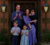 Le prince William et Kate Middleton avec leurs enfants, le prince George, la princesse Charlotte et le prince Louis, applaudissent les travailleurs de première ligne pendant l'épidémie de coronavirus, depuis leur demeure d'Anmer Hall (Norfolk).