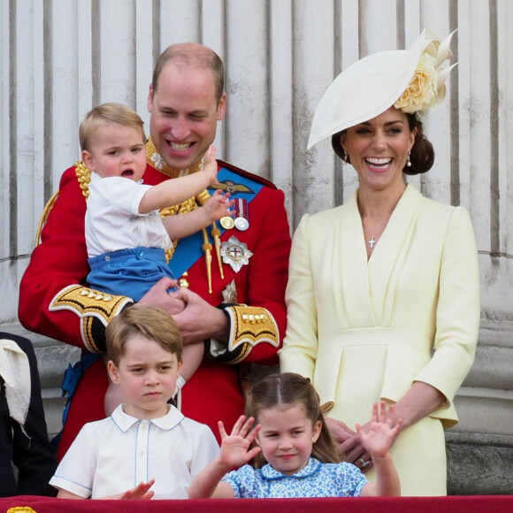 Le prince William et Kate Middleton avec leurs enfants, le prince George de Cambridge, la princesse Charlotte de Cambridge, le prince Louis de Cambridge - La famille royale au balcon du palais de Buckingham lors de la parade Trooping the Colour 2019, célébrant le 93ème anniversaire de la reine Elisabeth II, Londres.