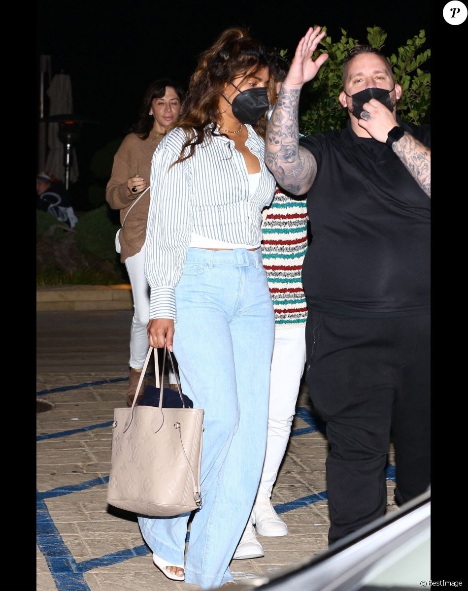 Nick Jonas et sa femme Priyanka Chopra à la sortie du restaurant "Nobu" à Los Angeles, le 20 février 2022.
