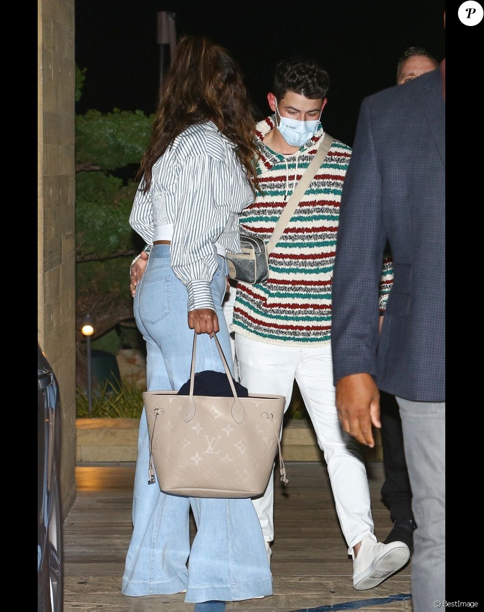 Nick Jonas et sa femme Priyanka Chopra à la sortie du restaurant "Nobu" à Los Angeles, le 20 février 2022.