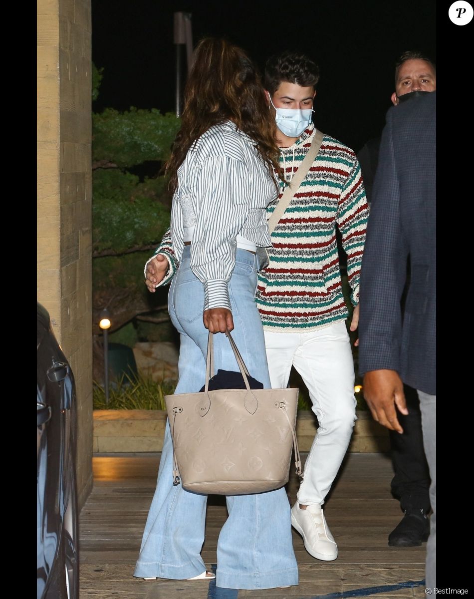 Nick Jonas et sa femme Priyanka Chopra à la sortie du restaurant "Nobu" à Los Angeles, le 20 février 2022.