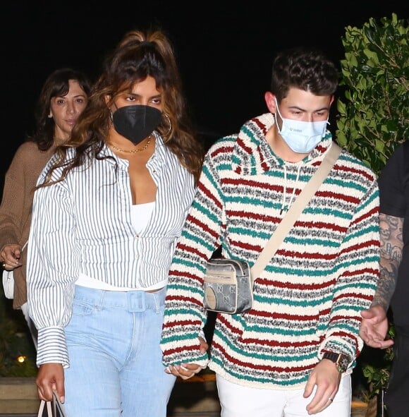 Nick Jonas et sa femme Priyanka Chopra à la sortie du restaurant "Nobu" à Los Angeles, le 20 février 2022.