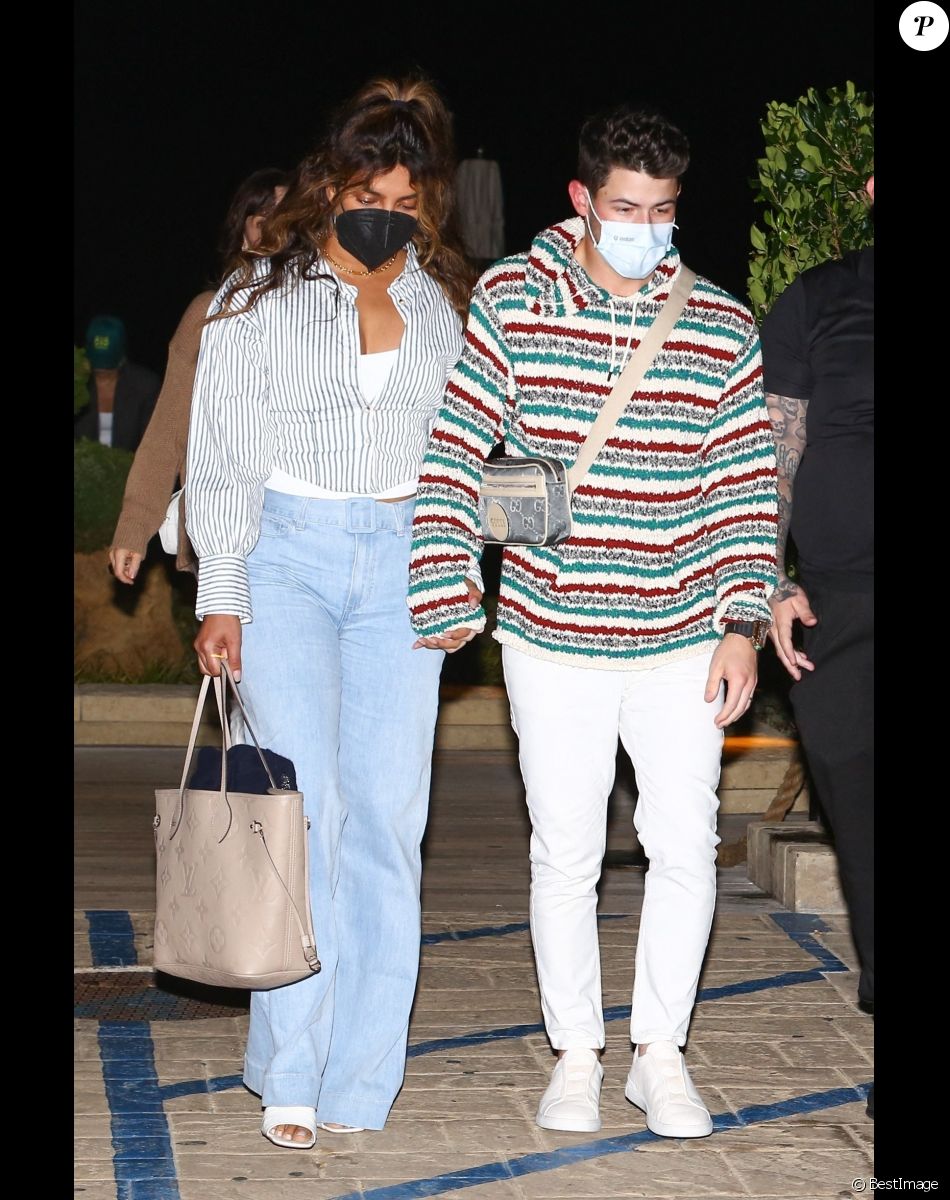 Nick Jonas et sa femme Priyanka Chopra à la sortie du restaurant "Nobu" à Los Angeles, le 20 février 2022.