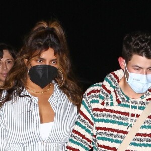 Nick Jonas et sa femme Priyanka Chopra à la sortie du restaurant "Nobu" à Los Angeles, le 20 février 2022.