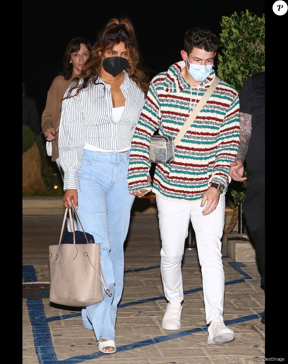 Nick Jonas et sa femme Priyanka Chopra à la sortie du restaurant "Nobu" à Los Angeles, le 20 février 2022.