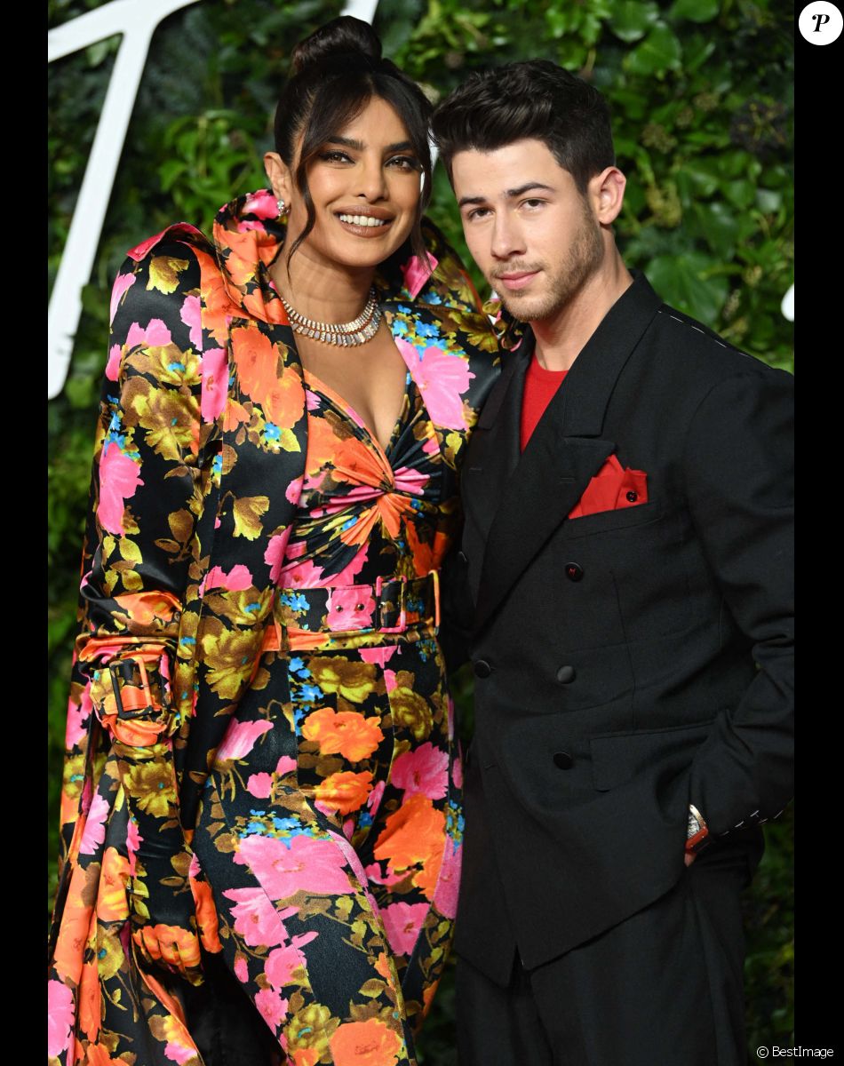 Priyanka Chopra et son mari Nick Jonas au photocall de la soirée des "British Fashion Awards 2021" à Londres, le 29 novembre 2021.