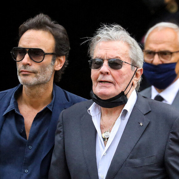 Alain Delon et son fils Anthony - Obsèques de Jean-Paul Belmondo en l'église Saint-Germain-des-Prés, à Paris. © Dominique Jacovides / Bestimage