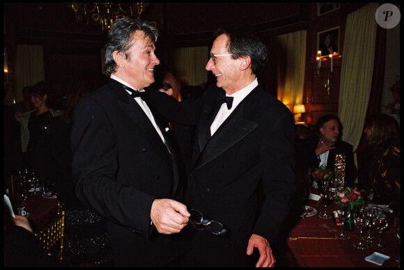 Alain Delon et Patrice Leconte au Fouquet's, à Paris, pour la soirée des César en 2000.