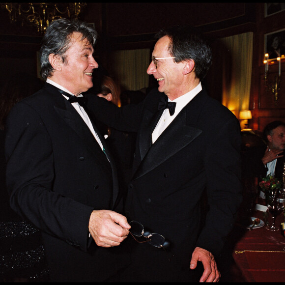 Alain Delon et Patrice Leconte au Fouquet's, à Paris, pour la soirée des César en 2000.