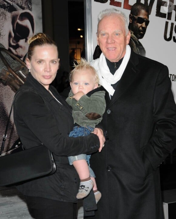 Le grand Malcolm McDowell en famille, à l'occasion de l'avant-première de The Book of Eli, qui s'est tenue au Graumann's Chinese Theatre d'Hollywood, à Los Angeles, le 11 janvier 2010.