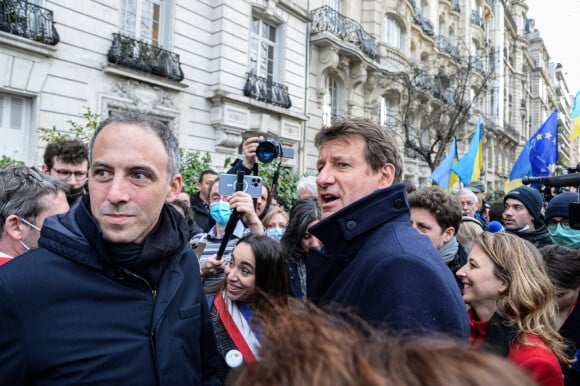 Le candidat EELV (Europe Ecologie Les Verts) à l'élection présidentielle 2022, Yannick Jadot et Raphaël Glucksmann assistent au rassemblement en solidarité avec le peuple Ukrainien, à Paris, France, le 22 février 2022.