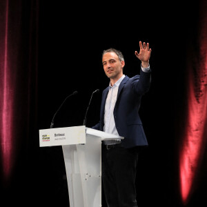 Raphaël Glucksmann lors d'un meeting dans le cadre de la campagne pour les élections européennes à Bordeaux le 2 mai 2019. Olivier Faure, premier secrétaire du parti socialiste participe lui aussi à ce meeting.