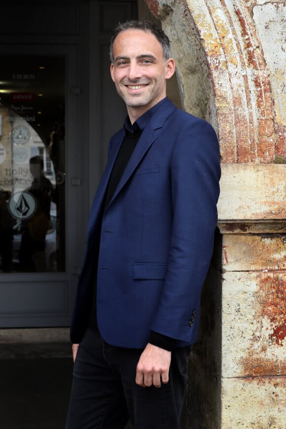 Raphaël Glucksmann, tête de liste PS-Place publique-Nouvelle Donne pour les élections européennes, en campagne dans le village de Créon, près de Bordeaux le 2 mai 2019. Il visite le village, salue les commerçants et rencontre des responsables d'associations.