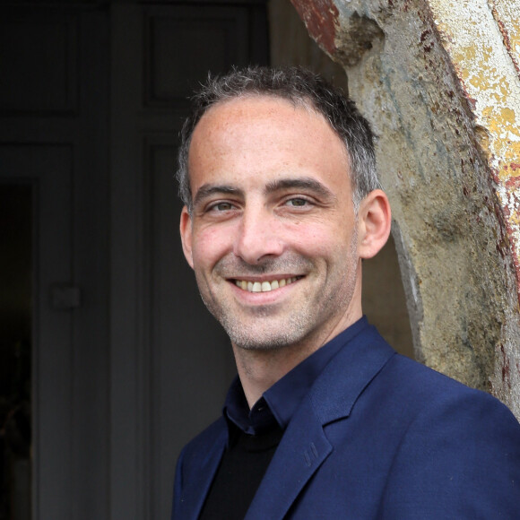 Raphaël Glucksmann, tête de liste PS-Place publique-Nouvelle Donne pour les élections européennes, en campagne dans le village de Créon, près de Bordeaux le 2 mai 2019. Il visite le village, salue les commerçants et rencontre des responsables d'associations.