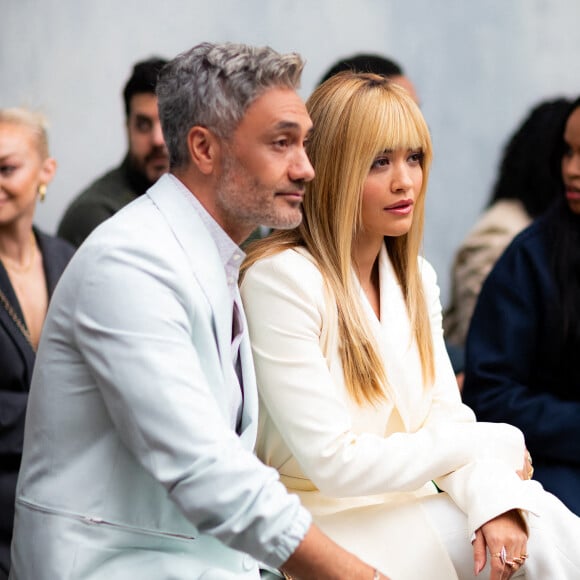 Rita Ora et son compagnon Taika Waititi ont assisté au défilé de mode Fendi, collection prêt-à-porter automne-hiver 2022/2023, lors de la Fashion Week de Milan. Le 23 février 2022. © Tiziano Da Silva / Bestimage