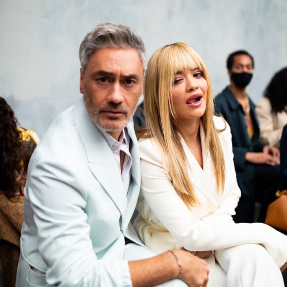 Rita Ora et son compagnon Taika Waititi ont assisté au défilé de mode Fendi, collection prêt-à-porter automne-hiver 2022/2023, lors de la Fashion Week de Milan. Le 23 février 2022. © Tiziano Da Silva / Bestimage