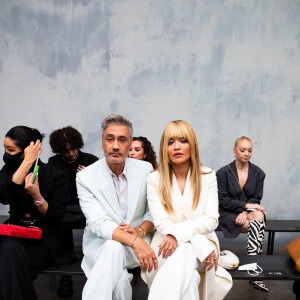 Rita Ora et son compagnon Taika Waititi ont assisté au défilé de mode Fendi, collection prêt-à-porter automne-hiver 2022/2023, lors de la Fashion Week de Milan. Le 23 février 2022. © Tiziano Da Silva / Bestimage