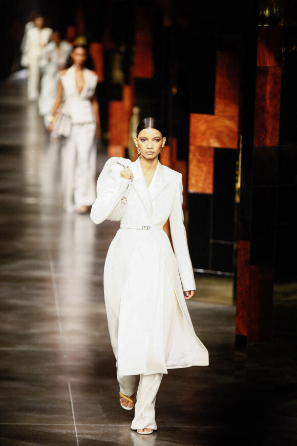 La tenue Fendi (collection prêt-à-porter printemps-été 2022) portée par Rita Ora lors du défilé Fendi à la Fashion Week de Milan.