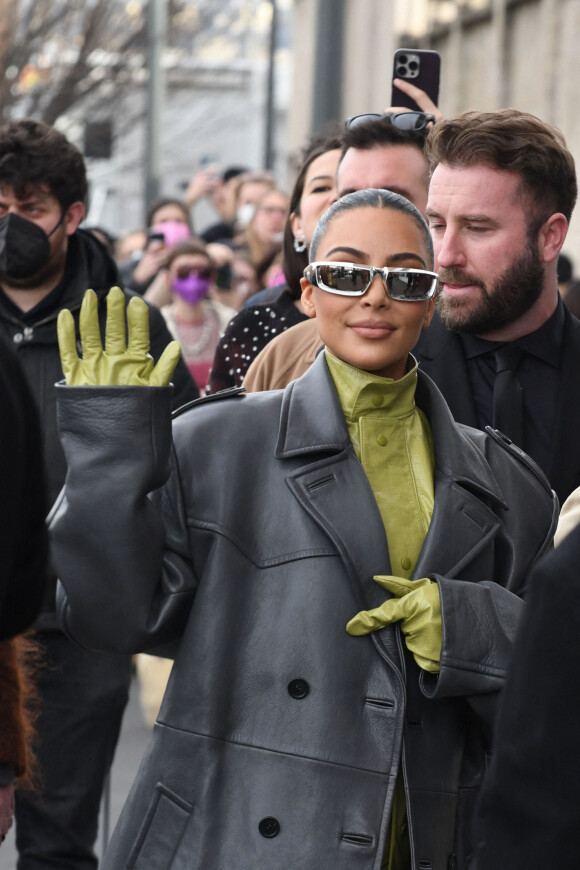 Kim Kardashian arrive au défilé Prada (collection automne-hiver 2022-2023) à Milan, le 24 février 2022.