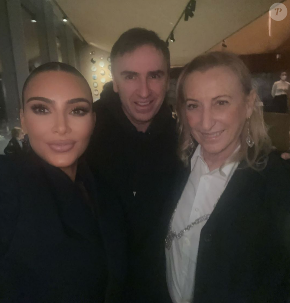 Kim Kardashian et les créateurs de mode Miuccia Prada et Raf Simons à Milan, le 24 février 2022.