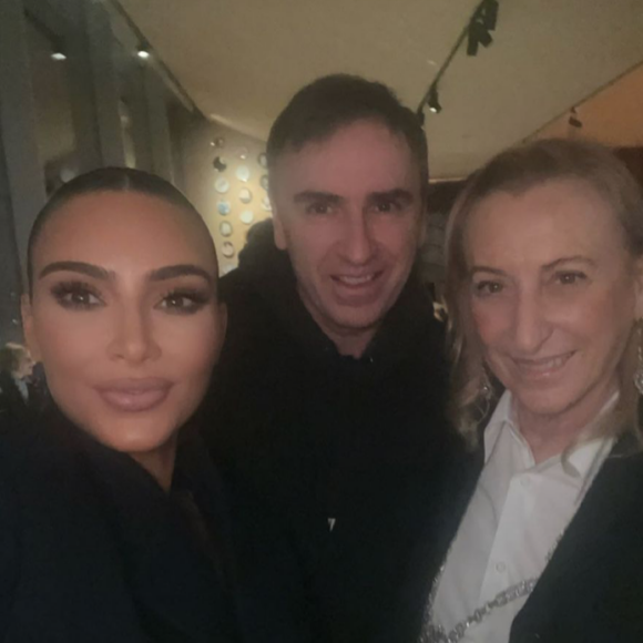 Kim Kardashian et les créateurs de mode Miuccia Prada et Raf Simons à Milan, le 24 février 2022.