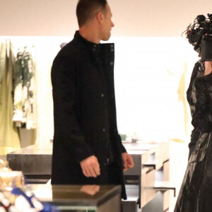 Kim Kardashian fait du shopping à la boutique Antonia, à Milan. Le 24 février 2022.