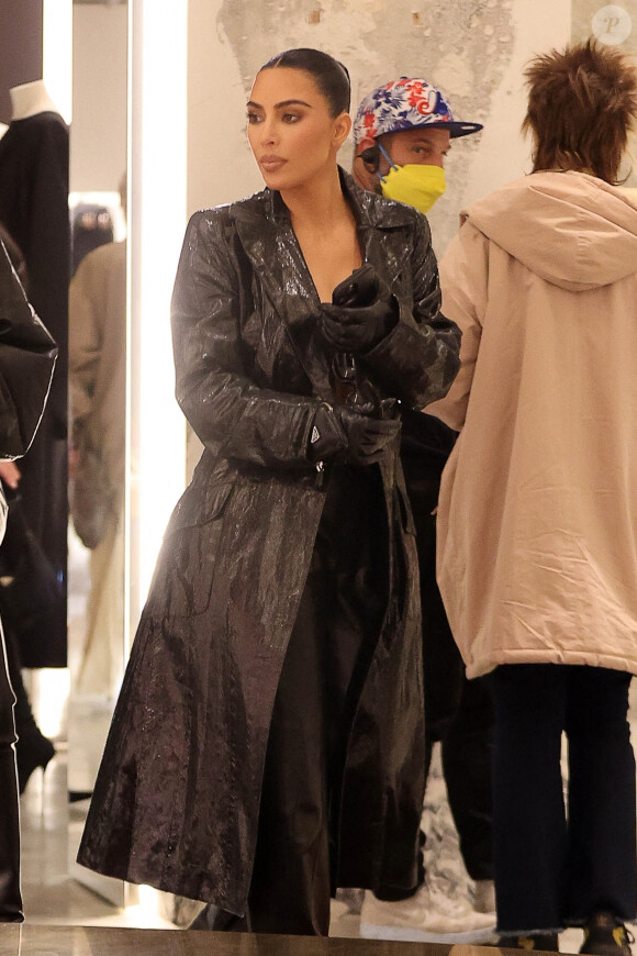 Kim Kardashian fait du shopping à la boutique Antonia, à Milan. Le 24 février 2022.