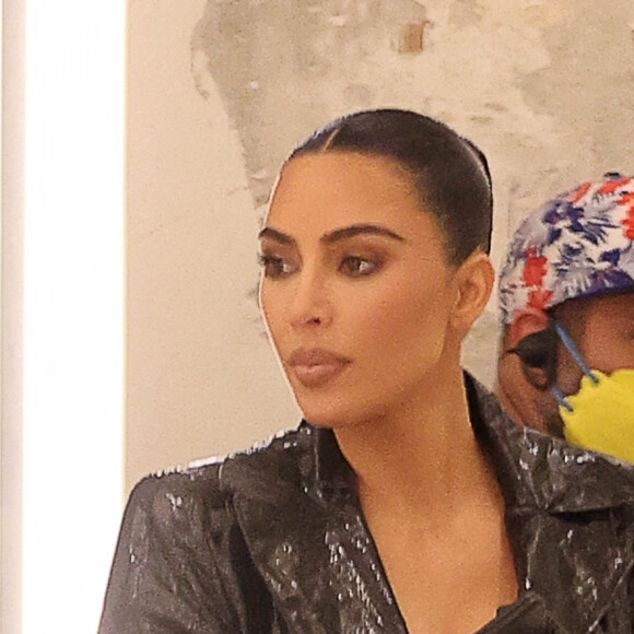 Kim Kardashian fait du shopping à la boutique Antonia, à Milan. Le 24 février 2022.