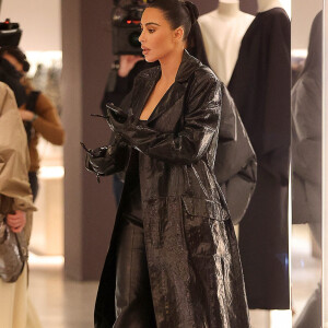 Kim Kardashian fait du shopping à la boutique Antonia, à Milan. Le 24 février 2022.