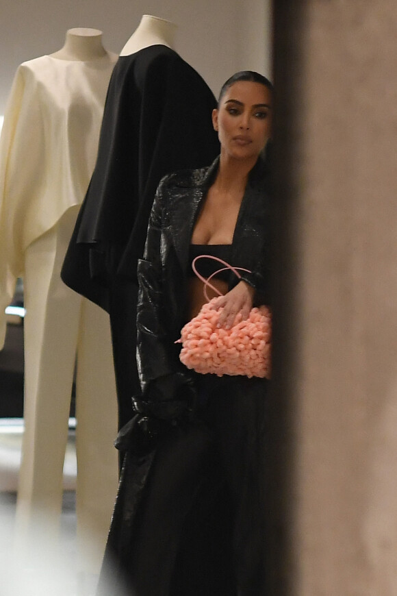 Kim Kardashian fait du shopping à la boutique Antonia, à Milan. Le 24 février 2022.