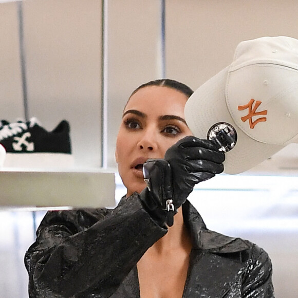 Kim Kardashian fait du shopping à la boutique Antonia, à Milan. Le 24 février 2022.