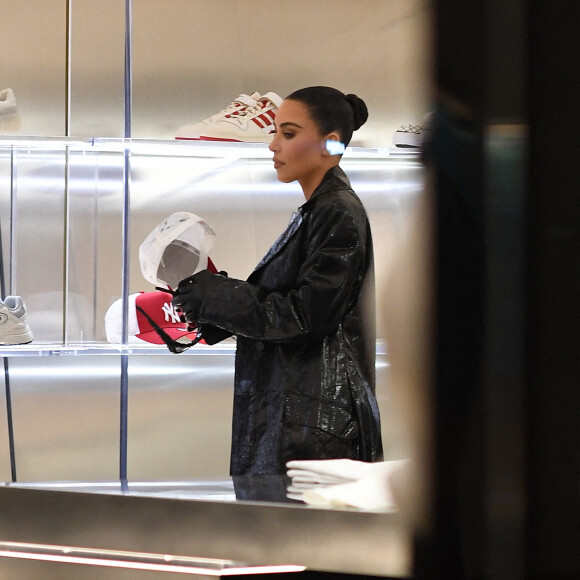 Kim Kardashian fait du shopping à la boutique Antonia, à Milan. Le 24 février 2022.