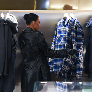 Kim Kardashian fait du shopping à la boutique Antonia, à Milan. Le 24 février 2022.