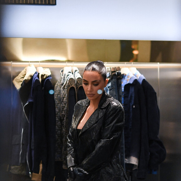 Kim Kardashian fait du shopping à la boutique Antonia, à Milan. Le 24 février 2022.