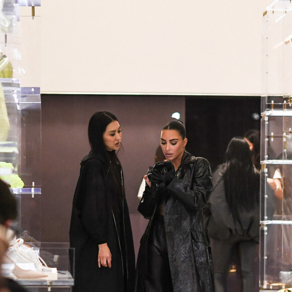 Kim Kardashian fait du shopping à la boutique Antonia, à Milan. Le 24 février 2022.