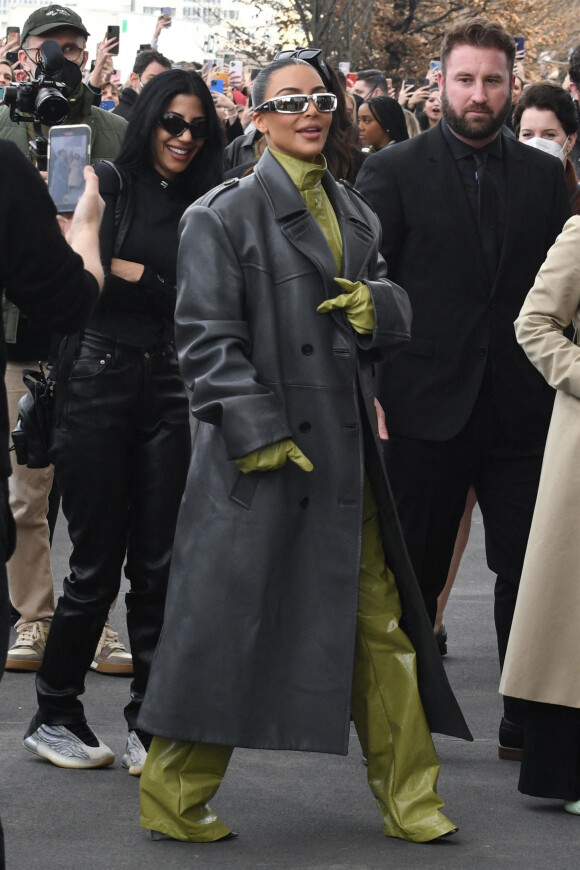 Kim Kardashian arrive au défilé Prada à Milan. Le 24 février 2022.