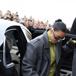 Kim Kardashian arrive au défilé Prada à Milan. Le 24 février 2022.