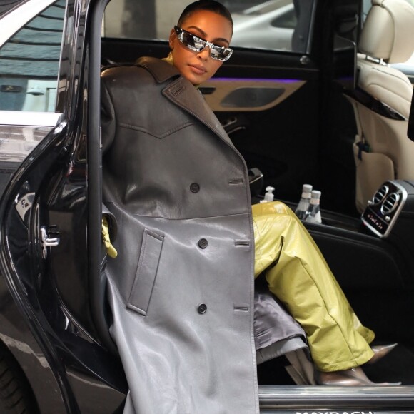 Kim Kardashian arrive au défilé Prada à Milan. Le 24 février 2022.