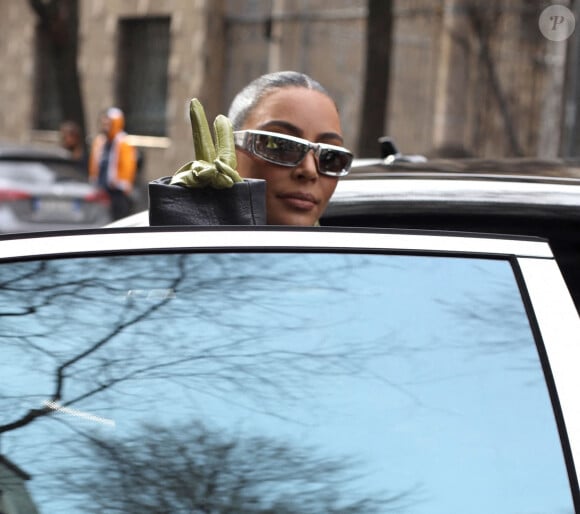 Kim Kardashian arrive au défilé Prada à Milan. Le 24 février 2022.