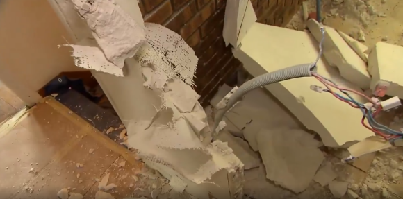 Stéphane Plaza détruit un mauvais mur lors de rénovations sur le tournage de "Maison à vendre" - M6