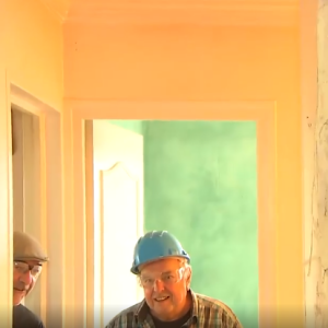 Stéphane Plaza détruit un mauvais mur lors de rénovations sur le tournage de "Maison à vendre" - M6