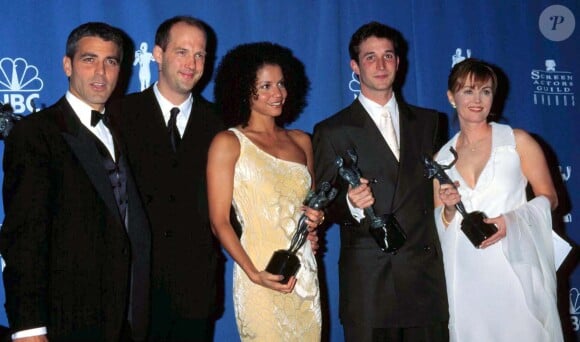 Anthony Edwards et les acteurs de la série Urgences aux Screen Actor Guild Awards à Los Angeles en 1997