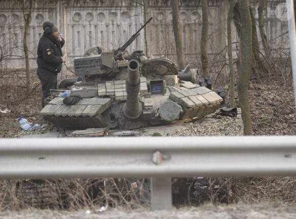 Les soldats ukrainiens prêts à défendre Kiev contre l'avancée de l'armée russe. Le 25 février 2022. 